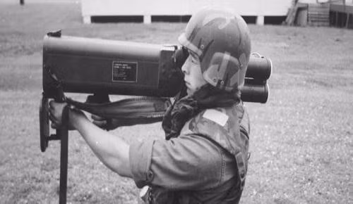 Về cơ bản, M202 là một sự cải tiến lớn từ súng phóng lựu đơn nòng M72 khi cả hai đều sử dụng cỡ đạn 66mm.