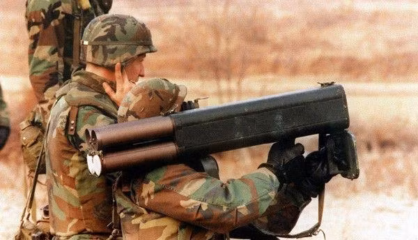 M202 sử dụng chế độ bắn phát một với sơ tốc đầu nòng là 114m/s, tầm bắn tối thiểu của nó là 20m và tối đa là 750m nhưng tầm bắn hiệu quả và cho độ chính xác cao nhất của mẫu súng phóng lựu này là 200m. Khi cần thiết có thể phóng nhanh liên tục loạt 4 quả cùng lúc.