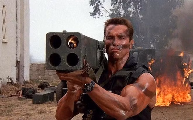 Khi bị đốt nó sinh ra nhiệt lượng lớn hơn cả xăng hay napalm, thậm chí bức xạ nhiệt của TEA có thể gây bỏng ở một số bộ phận trên cơ thể con người ngay cả khi không tiếp xúc trực tiếp với ngọn lửa.