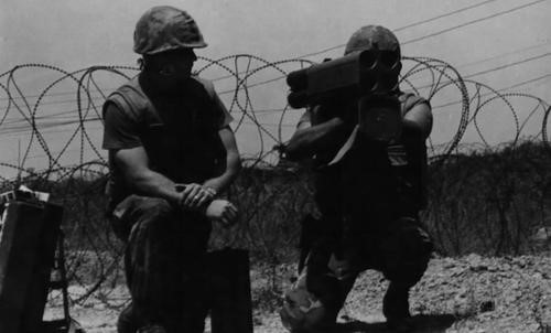 M202 là dòng súng phóng lựu cầm tay đáng sợ nhất của quân đội Mỹ. Thiết kế khá kỳ lạ với 4 nòng lớn tạo ra sức hủy diệt khủng khiếp.