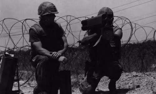 M202 là dòng súng phóng lựu cầm tay đáng sợ nhất của quân đội Mỹ. Thiết kế khá kỳ lạ với 4 nòng lớn tạo ra sức hủy diệt khủng khiếp.