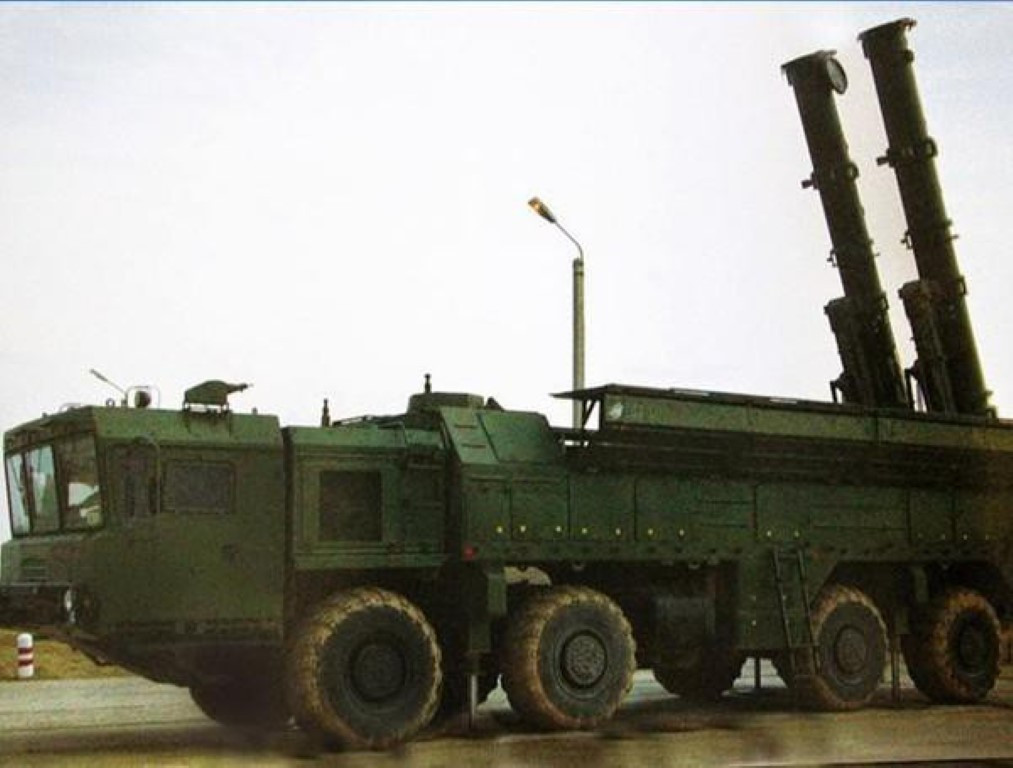 Iskander là một hệ thống tên lửa chiến thuật, được thiết kế để sử dụng trong những cuộc xung đột cục bộ, tuy nhiên khi cần thiết nó sẽ trở thành tên lửa chiến lược khi mang theo đầu đạn hạt nhân công suất lớn.