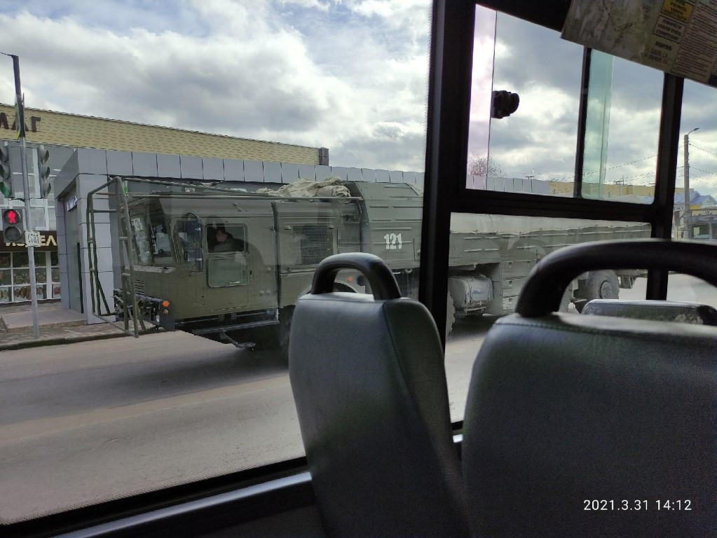 Chuyên gia tình báo Janes Thomas Bullock xác định những hệ thống tên lửa Iskander của Nga đã hoặc đang di chuyển đến khu vực biên giới giáp với Ukraine từ cuối tháng 3, căn cứ vào những nguồn tin mở.