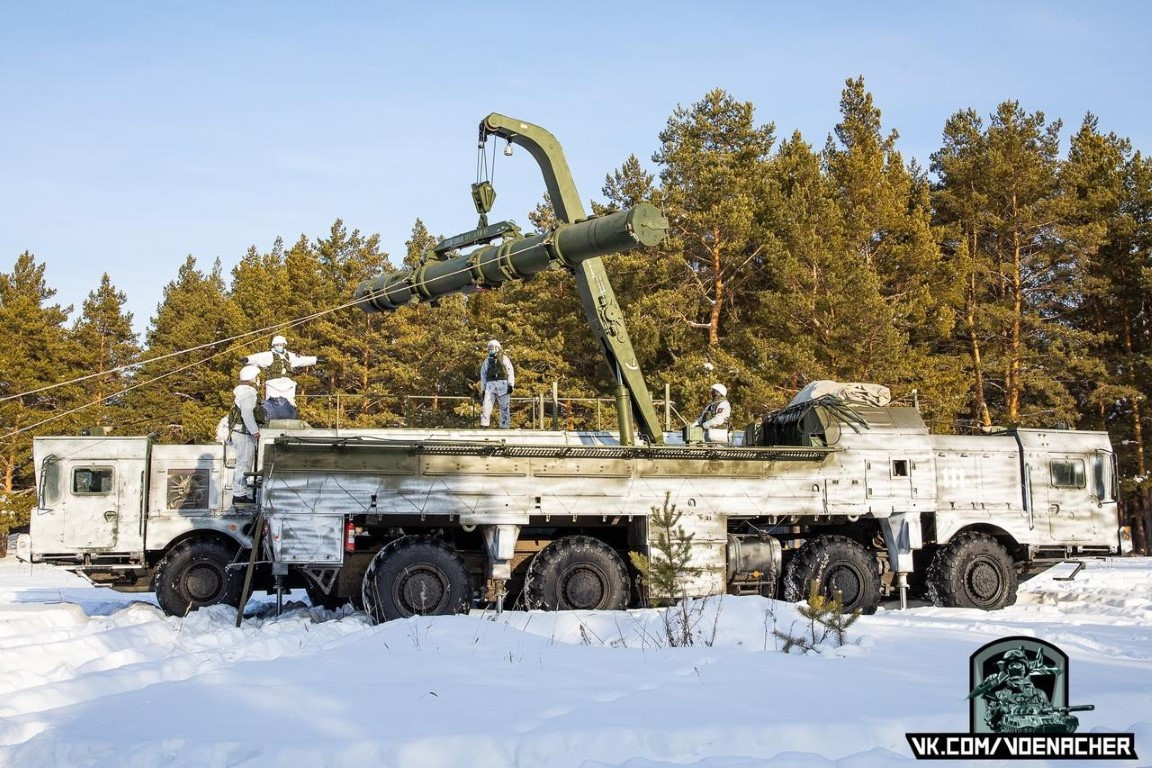 Căn cứ vào hình ảnh từng xuất hiện trên mạng xã hội Nga, các xe mang phóng tự hành (TEL) với số 111 và 121 nói trên là xe TEL của hệ thống Iskander-K, phương tiện tương tự đã được Bộ Quốc phòng Liên bang Nga công bố trong nhiều bức ảnh và video trước đó.