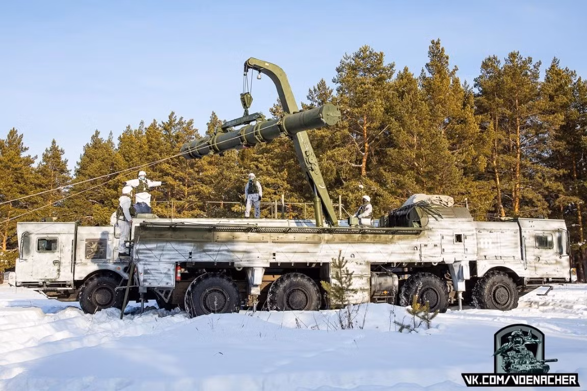 Căn cứ vào hình ảnh từng xuất hiện trên mạng xã hội Nga, các xe mang phóng tự hành (TEL) với số 111 và 121 nói trên là xe TEL của hệ thống Iskander-K, phương tiện tương tự đã được Bộ Quốc phòng Liên bang Nga công bố trong nhiều bức ảnh và video trước đó.