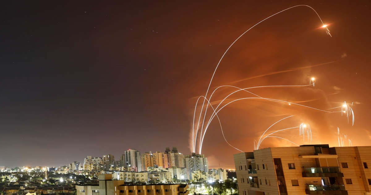 Tổ hợp Vòm Sắt hay Iron Dome, được Israel tự nghiên cứu và phát triển, tới nay vẫn được coi là loại vũ khí cực kỳ độc đáo, khi nó có thể đánh chặn cả đạn cối hay rocket cỡ nhỏ.