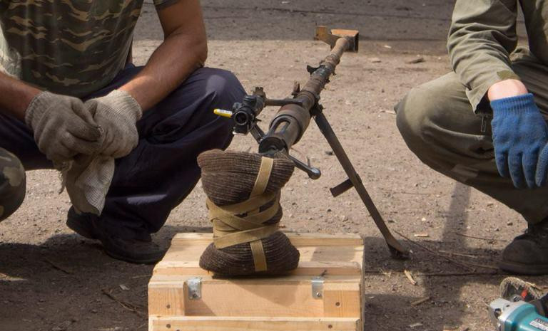 Để giúp phân tán lực giật do cỡ đạn lớn, hai súng được trang bị chúp bù giật đầu nòng khá lớn.