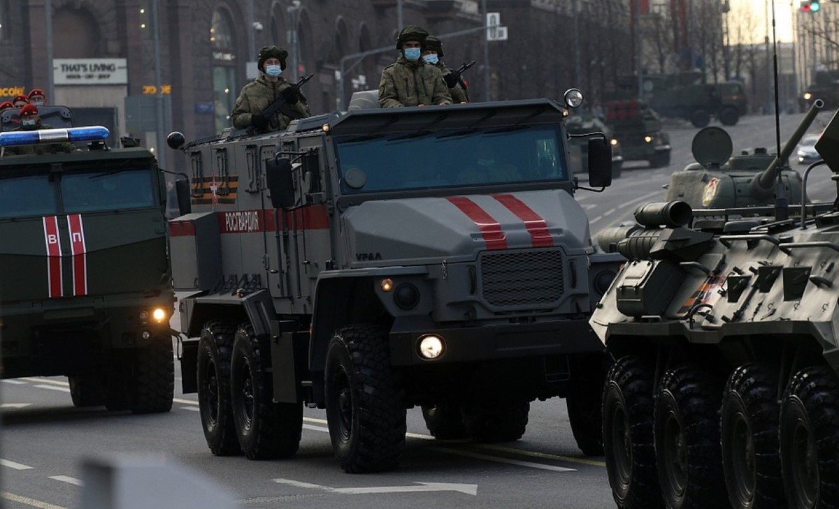 Xe bọc thép chở quân Typhoon của quân đội Nga xuất hiện trên đường phố Quảng Trường Đỏ.