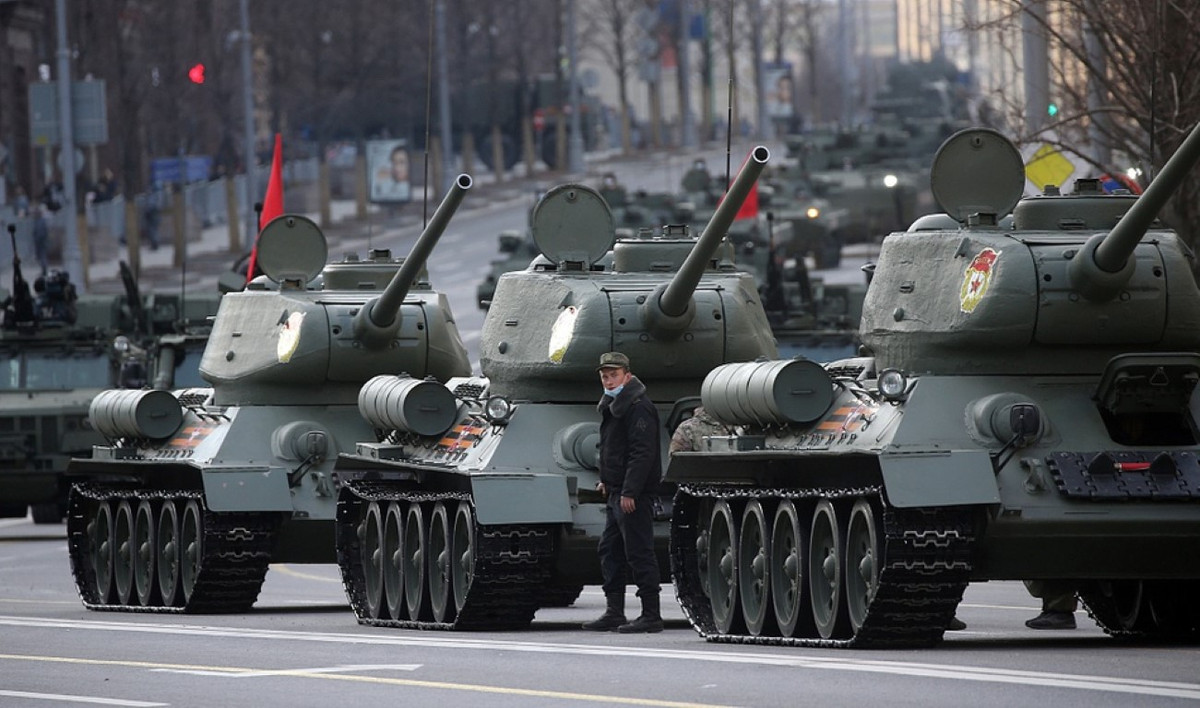 Thực tế, xe tăng T-34/85 ra đời quá muộn nên không được tham chiến đối đầu với thiết giáp của phát xít Đức trong Chiến tranh thế giới thứ hai.