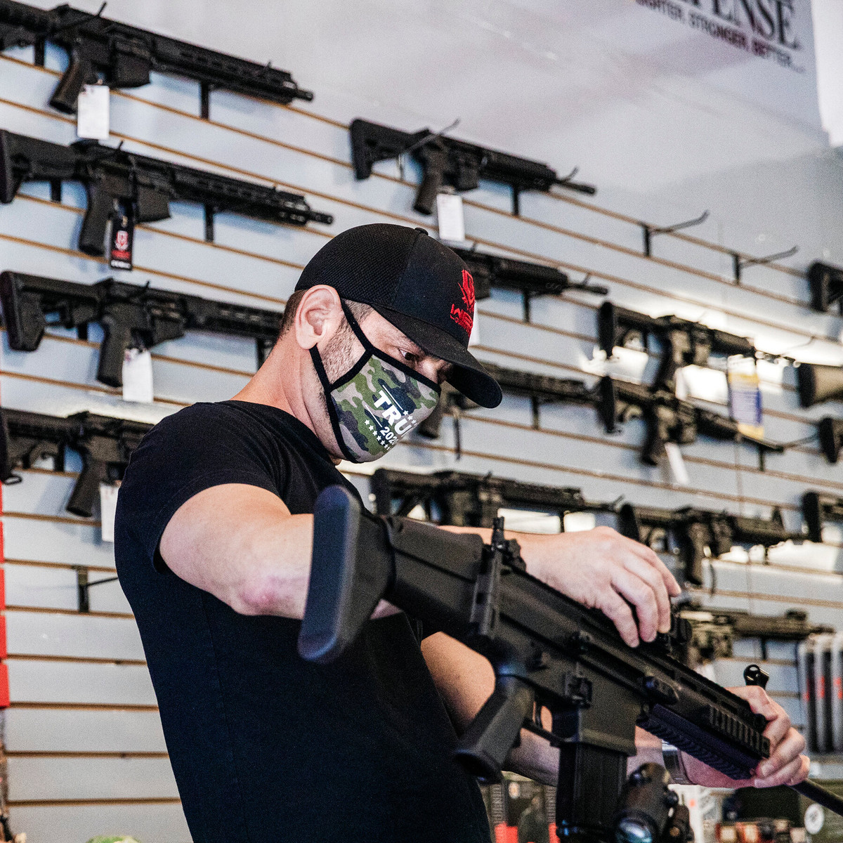 Đại dịch COVID-19 khiến nhiều người tin rằng xã hội sẽ rơi vào cảnh hỗn loạn và khi đó, việc trang bị cho mình một khẩu súng trường trong nhà rõ ràng là một ý tưởng "không tồi" với nhiều người dân Mỹ.