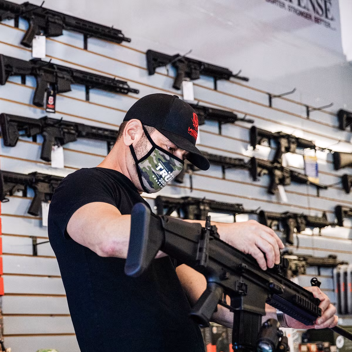 Đại dịch COVID-19 khiến nhiều người tin rằng xã hội sẽ rơi vào cảnh hỗn loạn và khi đó, việc trang bị cho mình một khẩu súng trường trong nhà rõ ràng là một ý tưởng "không tồi" với nhiều người dân Mỹ.