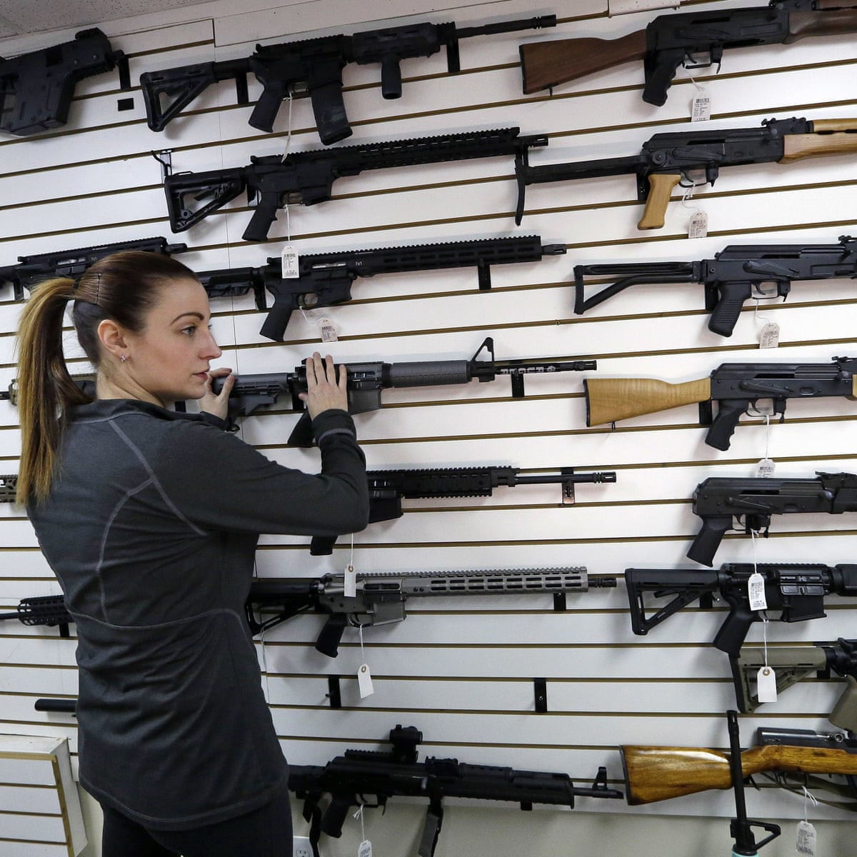 Đài ABC của Mỹ cho biết, người dân nước này đã tiêu thụ tới 21 triệu khẩu súng trong năm 2020, tăng 73% so với cùng kỳ năm 2019.