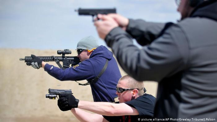 Loại vũ khí bán chạy nhất là các loại súng trường. Đây đều là những thứ vũ khí sát thương cực mạnh, được trang bị rộng rãi trong quân đội.