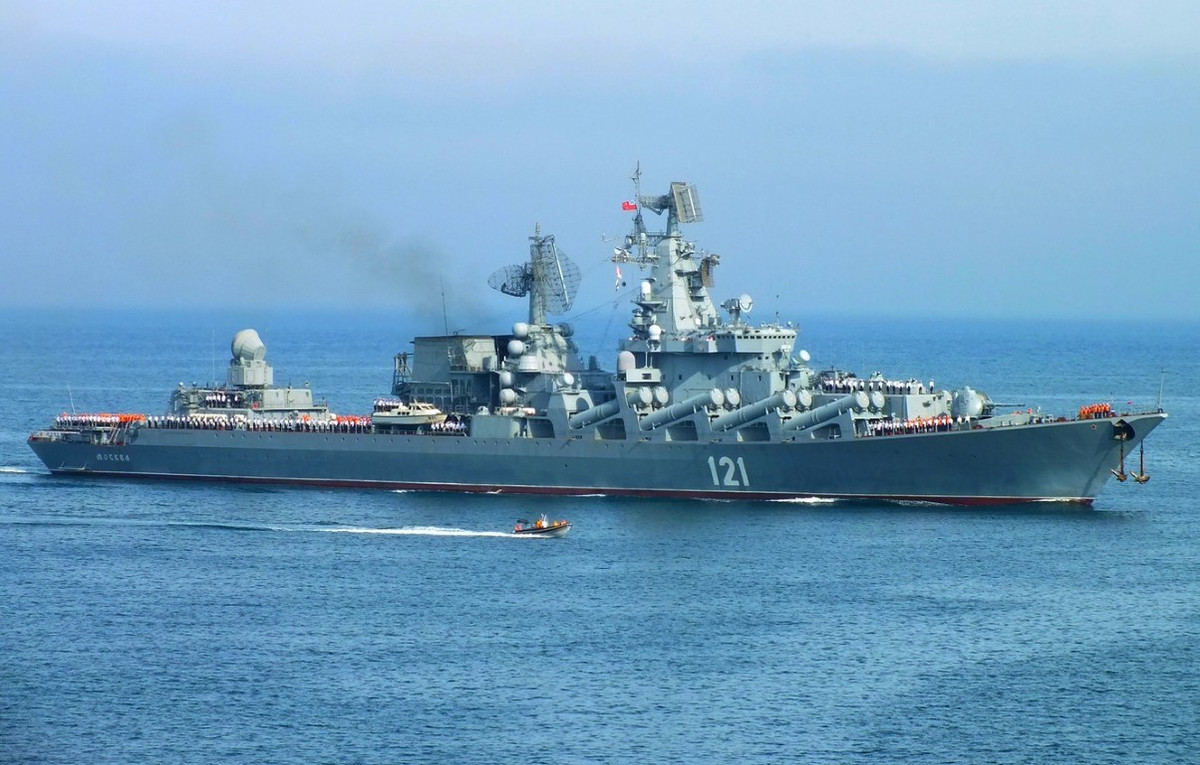 Điểm nổi bật nhất của tuần dương hạm Moscow là hệ thống vũ khí, tàu được trang bị tới 16 ống phóng tên lửa chống hạm P-500 hoặc P-1000, 64 ống phóng tên lửa S-300F phòng không tầm xa, 40 ống phóng tên lửa SA-N-4 phòng không tầm gần, 1 pháo đa năng 130mm.