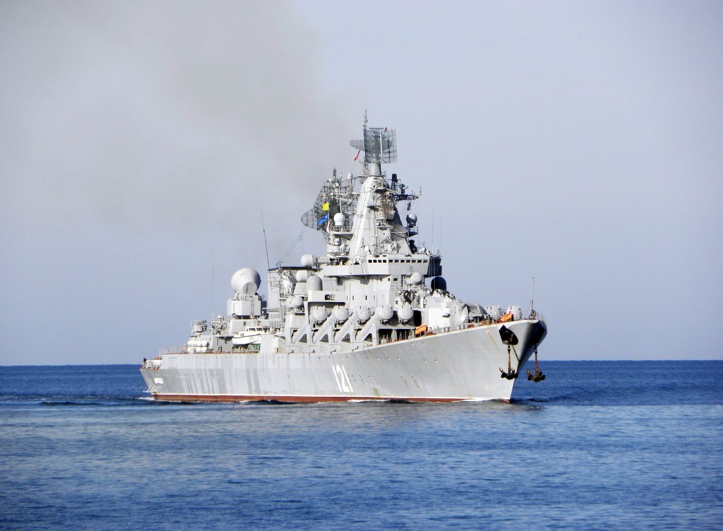 Tàu được trang bị hệ thống động cơ tua-bin khí cùng với 6 nồi hơi, cho phép nó di chuyển được với tốc độ tối đa 32 hải lý/giờ.