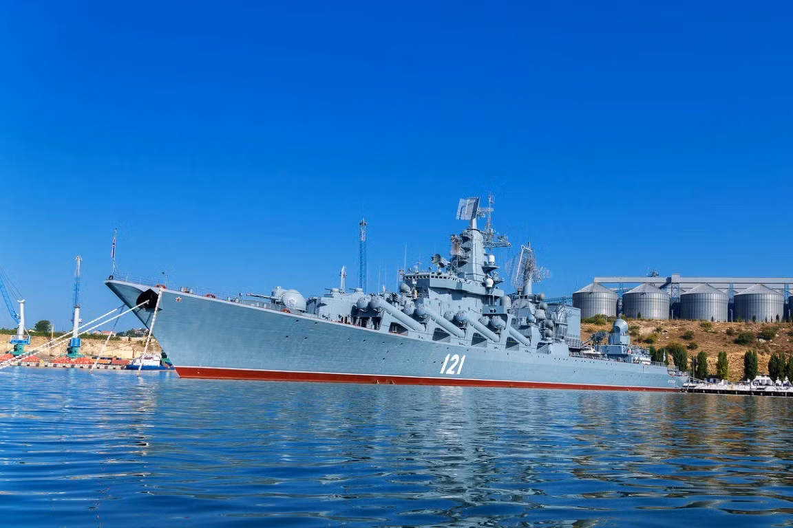 Số lượng thủy thủ đoàn biên chế đủ của tàu tuần dương hạm Moscow, lên tới 480 người bao gồm cả sĩ quan chỉ huy lẫn đội ngũ kỹ sư hàng không, và phi công.