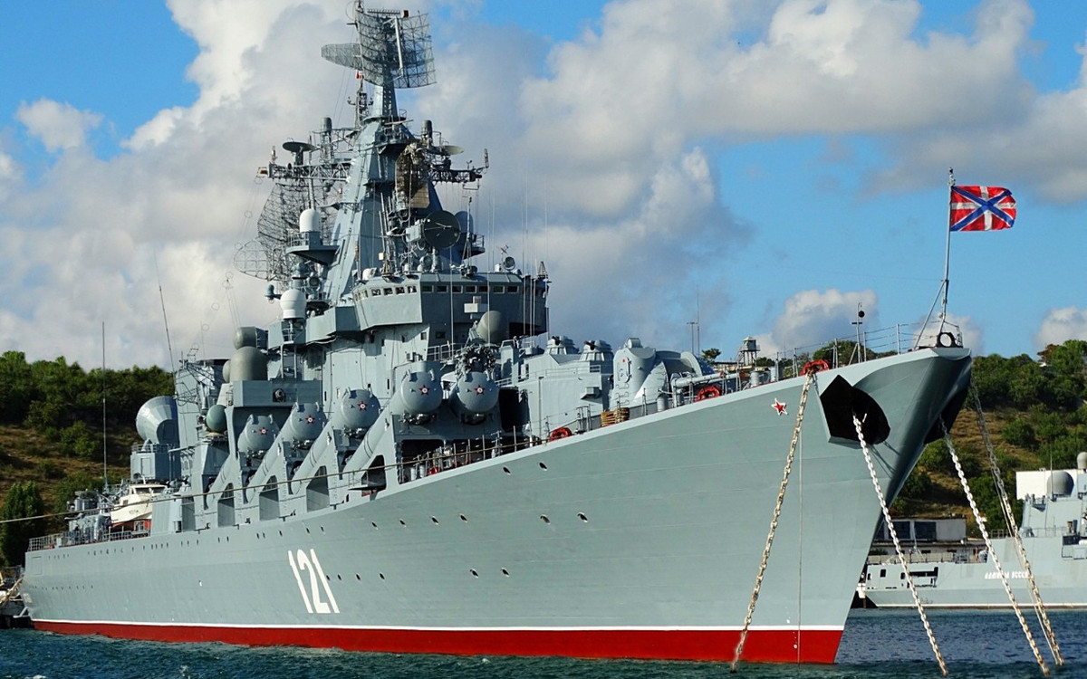 Sau màn chào hỏi đầy căng thẳng hồi tuần trước, khu trục hạm HMS Defender của Anh vẫn tiếp tục thực hiện tuần tra trên khu vực biển Đen, theo sát nút tàu khu trục hạm của Anh như hình với bóng, là tuần dương hạm Moscow của Nga.