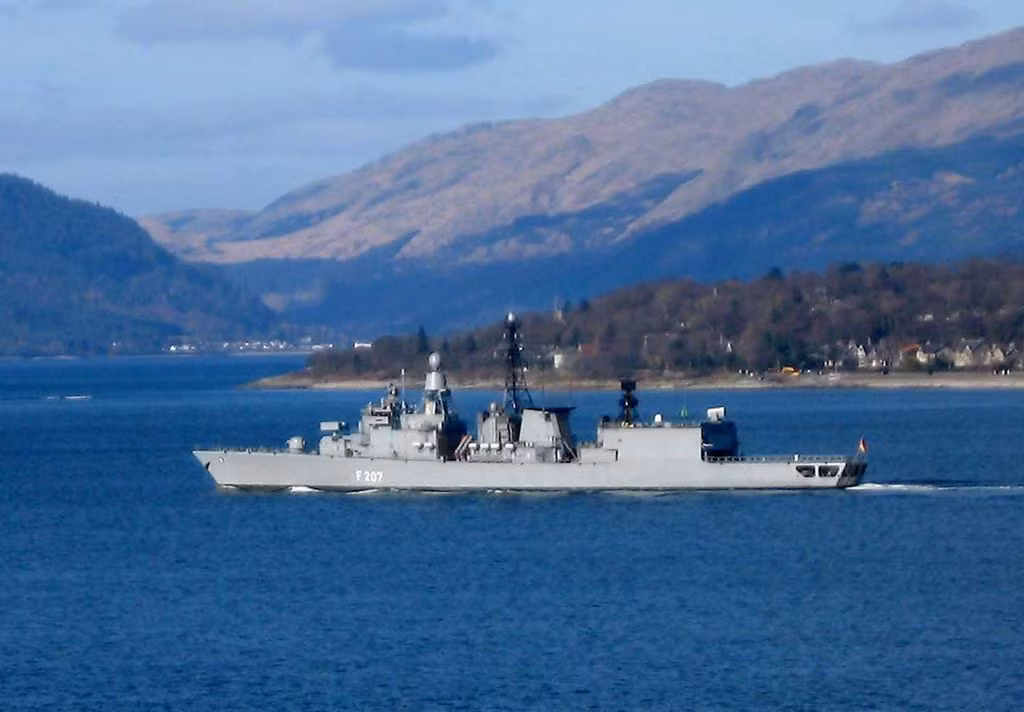Với độ giãn nước chỉ 3680 tấn, khinh hạm F214 của Đức có tầm hoạt động tối đa khoảng 7000 km và có thủy thủ đoàn đầy đủ 222 người.