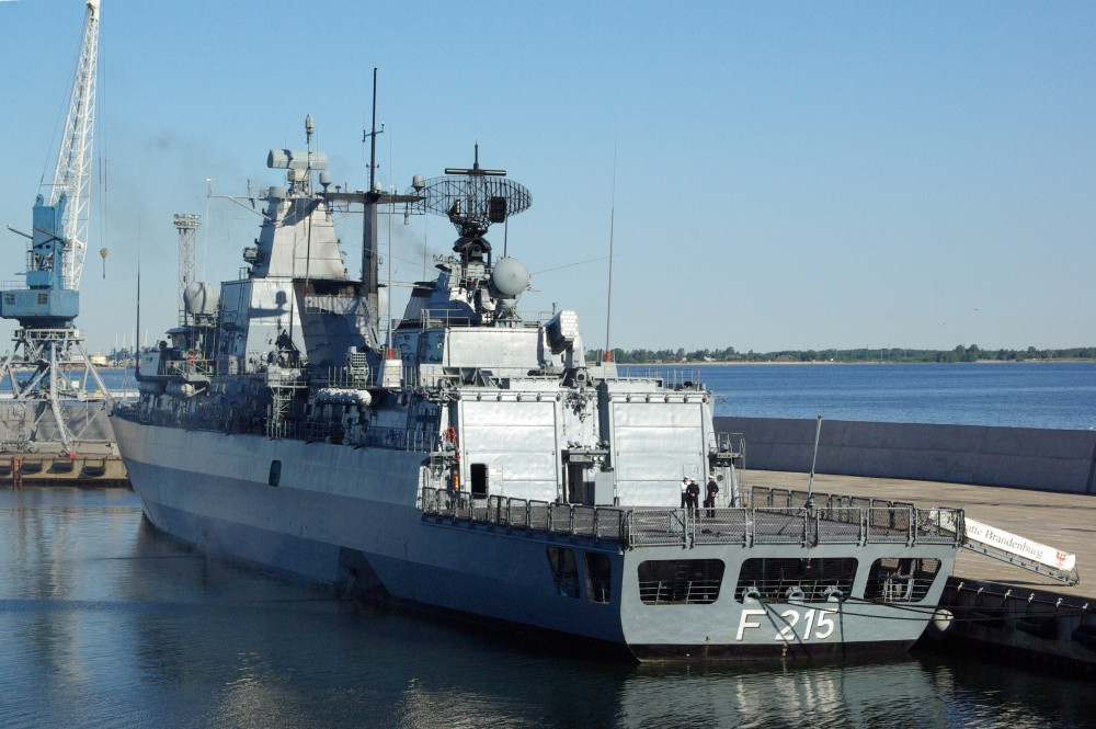 Loại khinh hạm này có thủy thủ đoàn tiêu chuẩn 193 người kèm theo 26 sĩ quan chỉ huy. Theo nhiều chuyên gia nhận định, khinh hạm lớp Brandenburg khó có thể thực hiện hải trình tới khu vực châu Á, do nó có dự trữ hành trình rất ngắn.