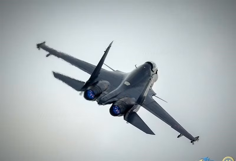 “Phần bên trong chiếc tiêm kích sản xuất cho quân đội của chúng tôi khác rất nhiều so với máy bay chiến đấu đang phục vụ trong Không quân Ấn Độ, nó được thiết kế để đối tác có thể triển khai vũ khí của họ, chẳng hạn như tên lửa BrahMos nổi tiếng".