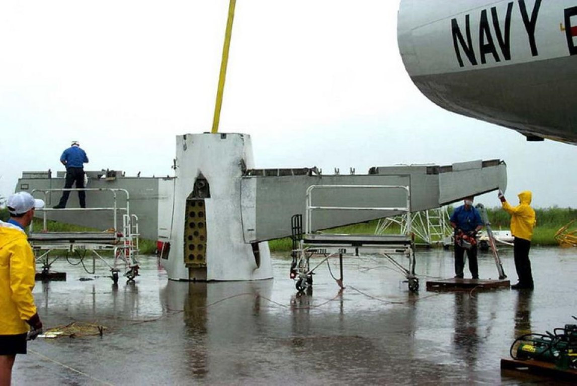 Tuy nhiên do hư hỏng quá nặng, chiếc EP-3 nhanh chóng bị mất độ cao, phi hành đoàn phát tín hiệu khẩn cấp, xin phép chính phủ Trung Quốc để hạ cánh xuống đảo Hải Nam.