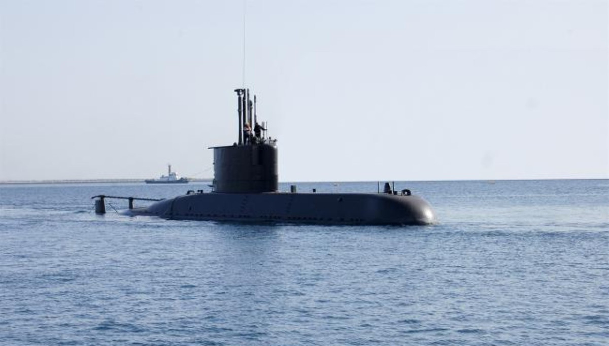 Về trang bị vũ khí, tàu được trang bị 8 ống phóng ngư lôi 533 mm và 6 ống phóng thẳng đứng (VLS) có thể phóng tên lửa hành trình tấn công mặt đất hoặc tên lửa đạn đạo.