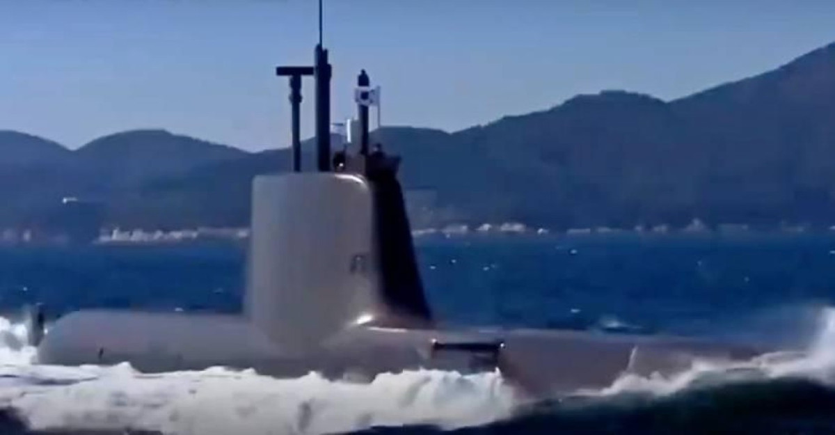 Bên trong tàu được trang bị một loạt các tính năng hiện đại, như chế độ lái tự động, bán tự động hoặc thủ công.