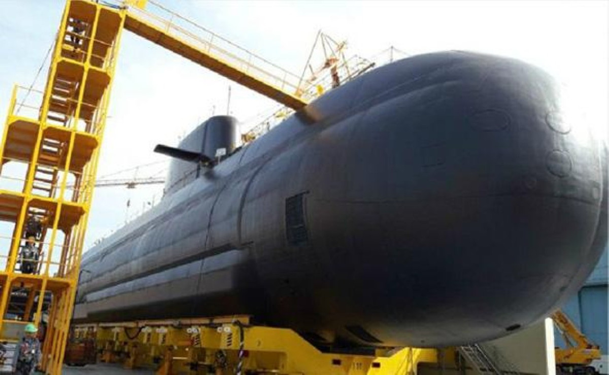 Cảm biến trên tàu ngầm gồm hệ thống định vị thủy âm (sonar) chủ động liên tục (CAS) và sonar mảng sườn thụ động để phát hiện, phân loại và xác định mục tiêu.