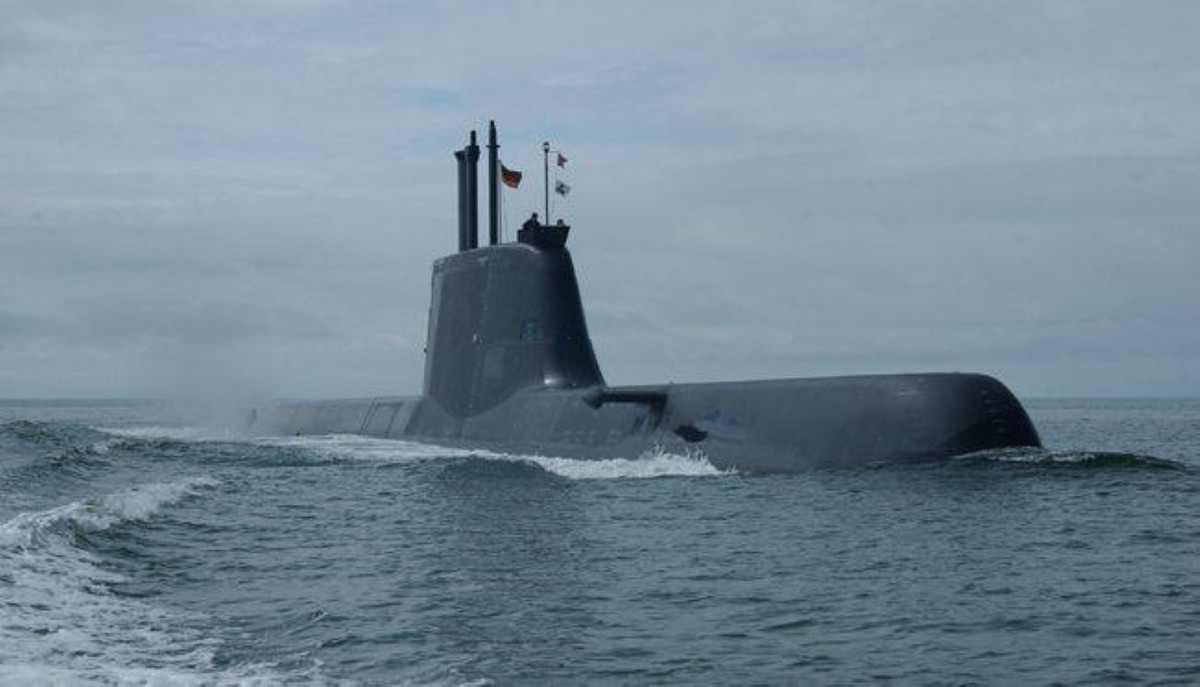 Ngoài ra, tàu còn được trang bị hệ thống tình báo tín hiệu SIGINT, hệ thống hồng ngoại để liên lạc bí mật và liên kết dữ liệu chiến thuật bảo mật cao link 11.