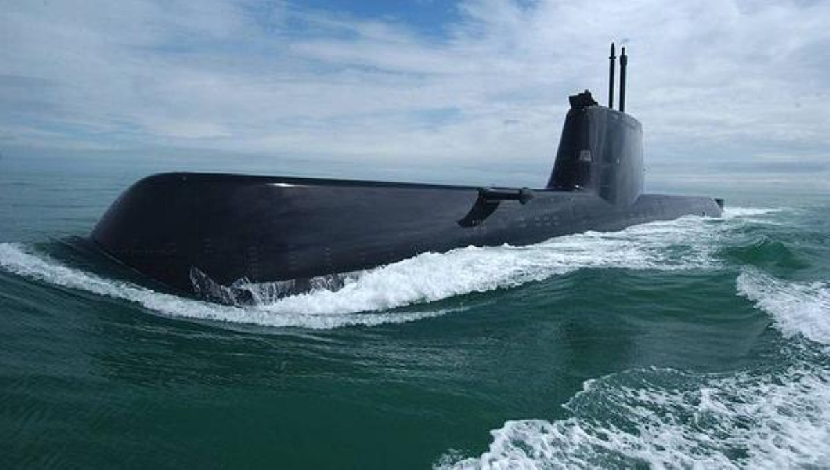 KSS-III là tàu ngầm phi hạt nhân đầu tiên trên thế giới được trang bị cột buồm giám sát quang điện-tử thế hệ mới, thay cho kính tiềm vọng truyền thống.