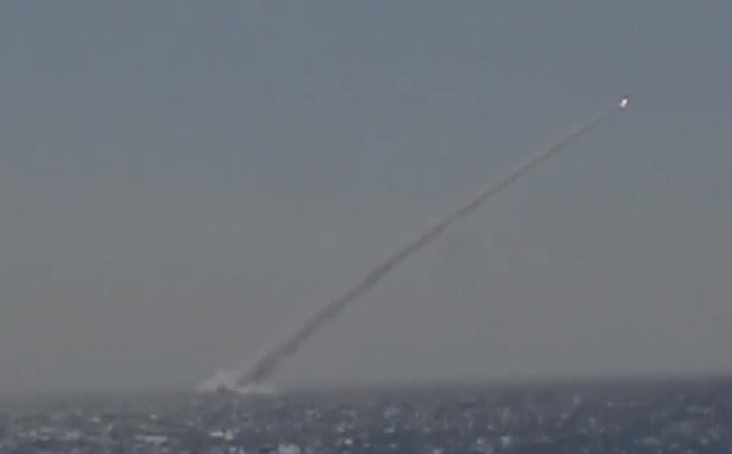 Cận cảnh pha bắn thử tên lửa Klub từ tàu ngầm Kilo do Hải quân Việt Nam thực hiện.