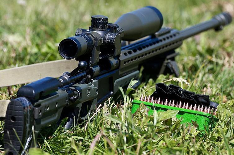 Hộp tiếp đạn bằng nhôm của súng có sức chứa từ 5 đến 10 viên. Nút khóa an toàn nằm ở phía sau, ngay trên thoi nạp đạn với ba chế độ: Bắn, an toàn và an toàn khóa cố định thoi nạp đạn.