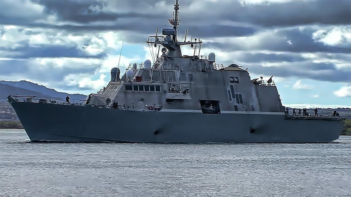 Trong đó, USS Detroit phải đình chỉ nhiệm vụ tuần tra vì lỗi kỹ thuật và chết máy hoàn toàn trên đường lết về cảng sửa chữa, khiến hải quân phải điều tàu kéo hỗ trợ.