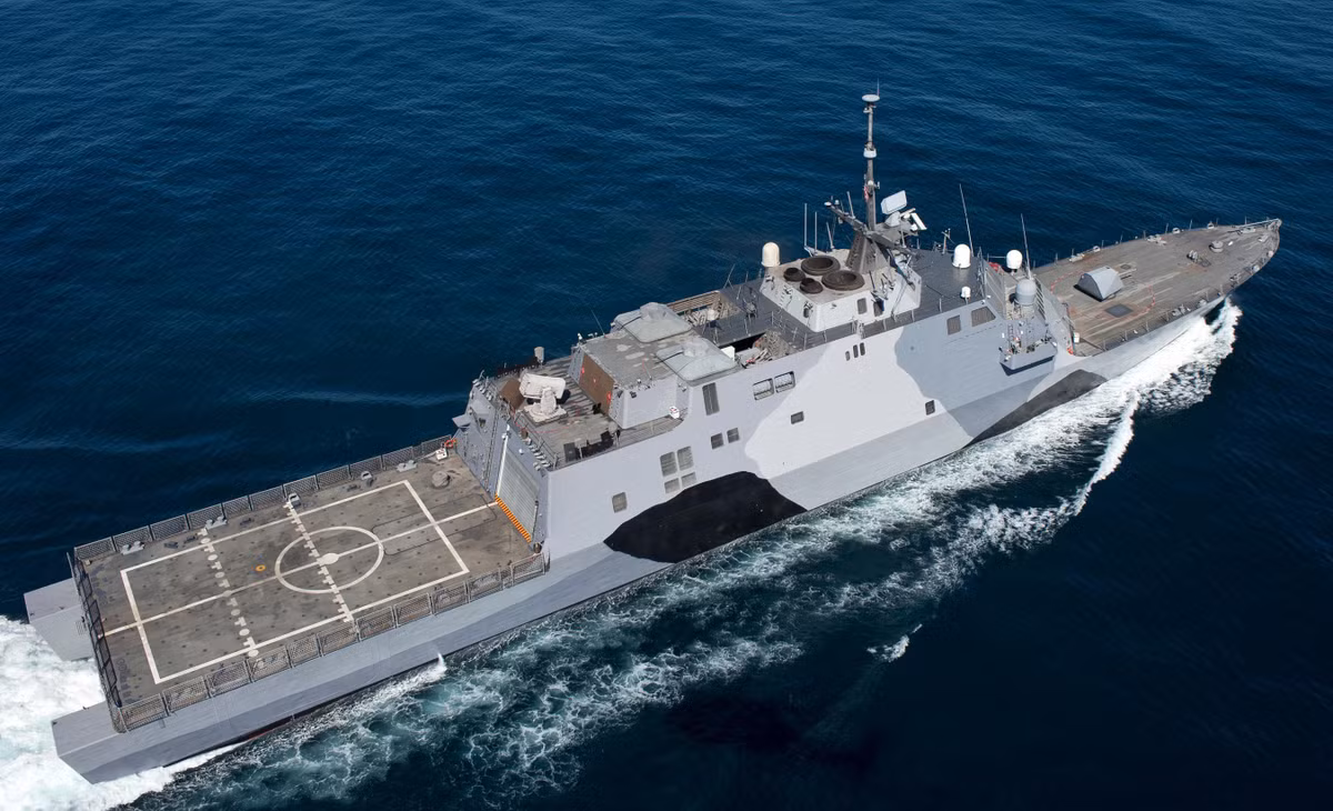 Hệ thống hộp số của các tàu LCS lớp Freedom đã gặp hàng loạt vấn đề, do nó bị đánh giá là giải pháp tình thế để đáp ứng yêu cầu tốc độ 75 km/h của loại chiến hạm này.