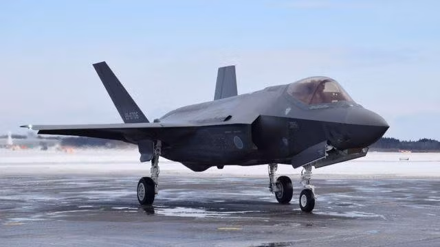 F-35 có chiều dài: 15,37 m; sải cánh: 10,6 m; cao: 4,33 m; trọng lượng không tải: 12.000 kg; trọng lượng có tải: 20.100 kg; trọng lượng cất cánh lớn nhất: 27.200 kg; tốc độ lớn nhất: 1,6 Mach (1.930 km/h); bán kính chiến đấu: 1.100 km.