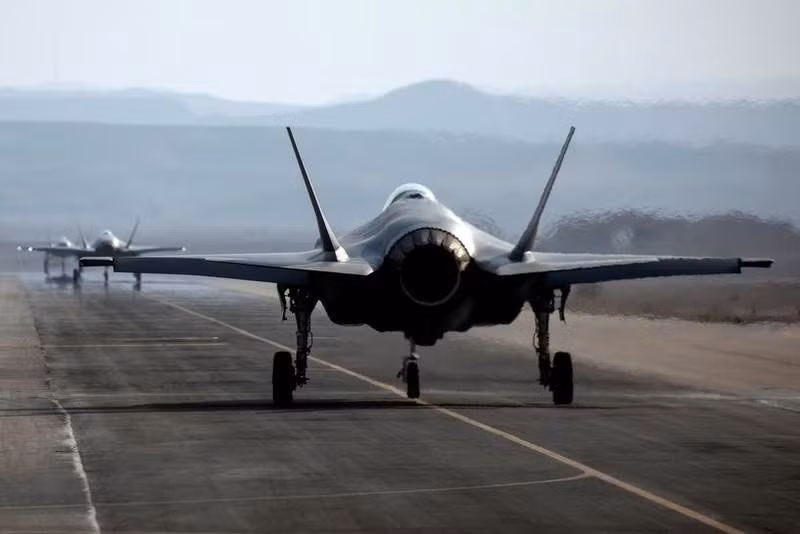 F-35 có thể mang theo 14 tên lửa không đối không AIM-120 AMRAAM và 2 Sidewinder AIM-9X cho các hoạt động trên không hoặc 6 quả bom GBU-31 và 4 tên lửa không đối không.