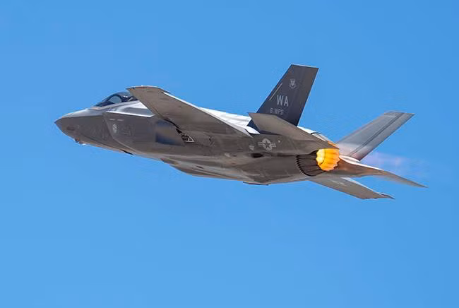 Máy bay được trang bị radar AN/APG-81 có thể phát hiện ra mục tiêu có diện tích 1m2 ở khoảng cách 150 km. AN/APG-81 có thể theo dõi 23 mục tiêu trong vòng 9 giây và radar này chỉ cần 2,4 giây để thông báo cho hệ thống vũ khí trang bị trên F-35 khai hỏa tiêu diệt 19 mục tiêu trong số đó.