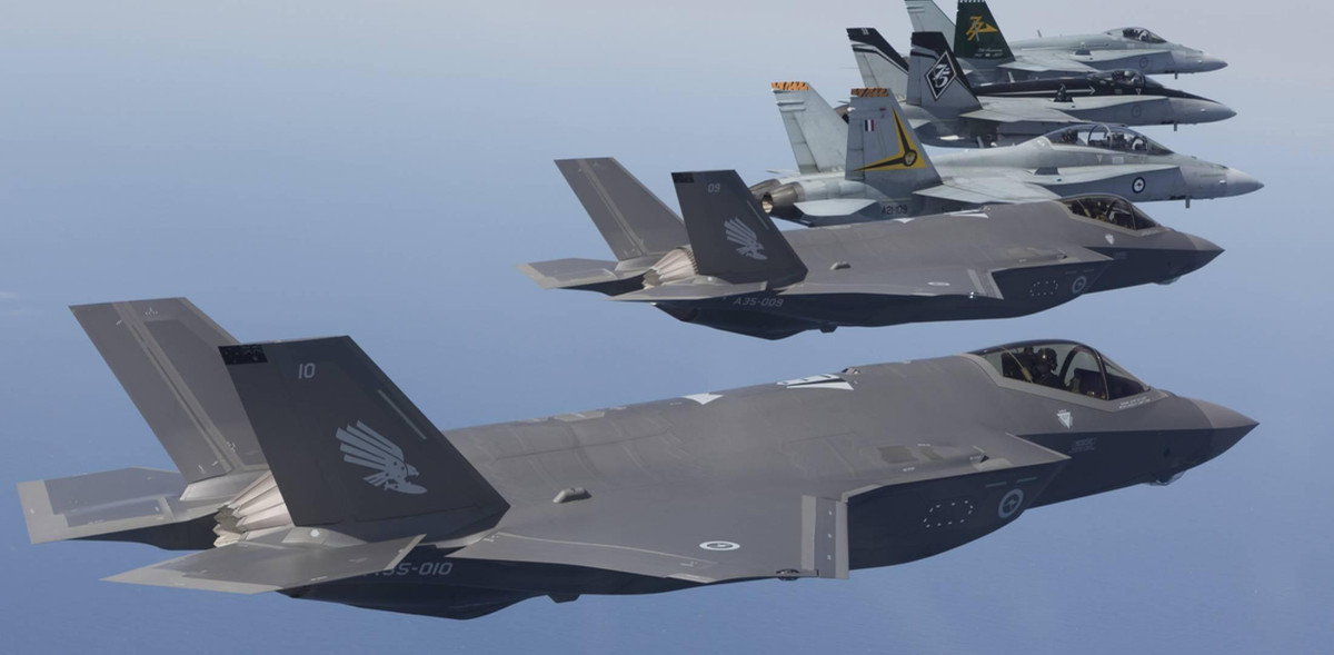 Máy bay có ba phiên bản F-35A, F-35B và F-35C. Về tính năng, F-35A có khả năng cất và hạ cánh như máy bay chiến đấu thông thường, F-35B có khả năng cất hạ cánh thẳng đứng và sử dụng đường băng ngắn còn F-35C có thể triển khai trên các tàu sân bay. Phiên bản F-35B là chiến đấu cơ đắt nhất trong ba mẫu F-35.