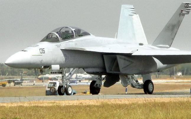 Như hành động nhằm mục đích trấn an, bộ phận phụ trách Ấn Độ của Boeing có trụ sở tại New Delhi đã đăng tải bức ảnh cho thấy một máy bay chiến đấu F/A-18E cất cánh từ đoạn đường băng dạng cầu nhảy.