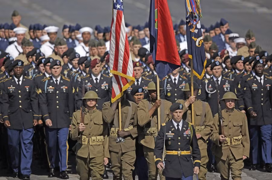Lính Mỹ tham gia cuộc duyệt binh này mang trang phục và vũ khí từ thời Chiến tranh Thế giới thứ nhất.