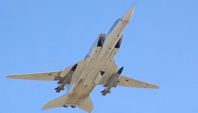 Máy bay được trang bị 2 động cơ phản lực Klimov NK-25 lực đẩy 245,2 kN; cho tốc độ tối đa Mach 1,88; tầm bay 7.000 km; trần bay 13 km.