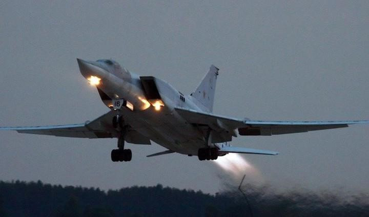 Chiếc oanh tạc cơ này có kíp lái 4 người; chiều dài 41,46m; sải cánh 23,3m (cụp ở góc 65 độ), 34,28m (xòe ở góc 20 độ); chiều cao 11,05m.