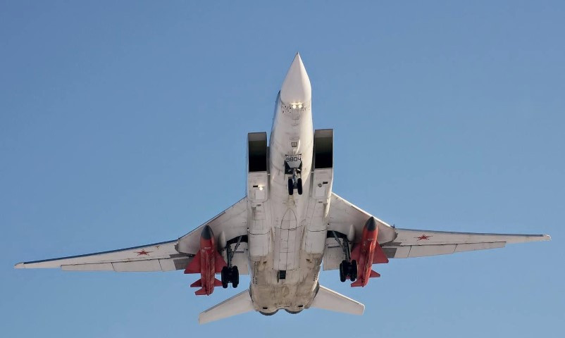 Kh-32 là một trong những biến thể hiện đại hóa của dòng tên lửa chống hạm tầm xa Kh-22 chuyên diệt tàu sân bay do Liên Xô phát triển trang bị trên các dòng máy bay ném bom chiến lược như Tu-22M và Tu-95.