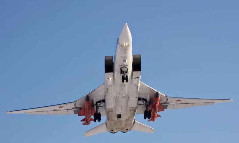 Kh-32 là một trong những biến thể hiện đại hóa của dòng tên lửa chống hạm tầm xa Kh-22 chuyên diệt tàu sân bay do Liên Xô phát triển trang bị trên các dòng máy bay ném bom chiến lược như Tu-22M và Tu-95.