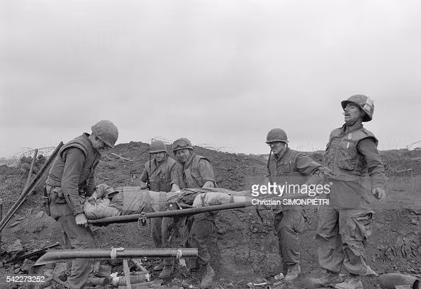 Mỹ ước tính đã thả xuống xung quanh Khe Sanh 100.000 tấn bom để yểm trợ cho căn cứ này trong cuộc giằng co với quân giải phóng Việt Nam.