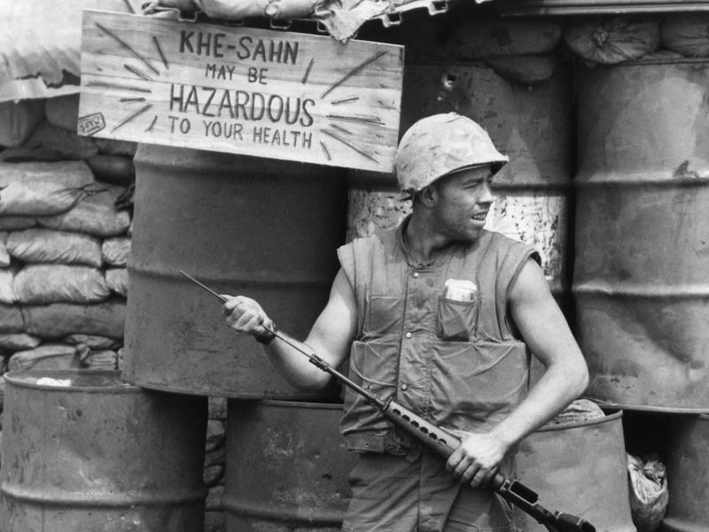 Một khẩu hiệu khác với nội dung tương đồng được treo dọc chiến hào ở Căn cứ Khe Sanh của lính Mỹ.