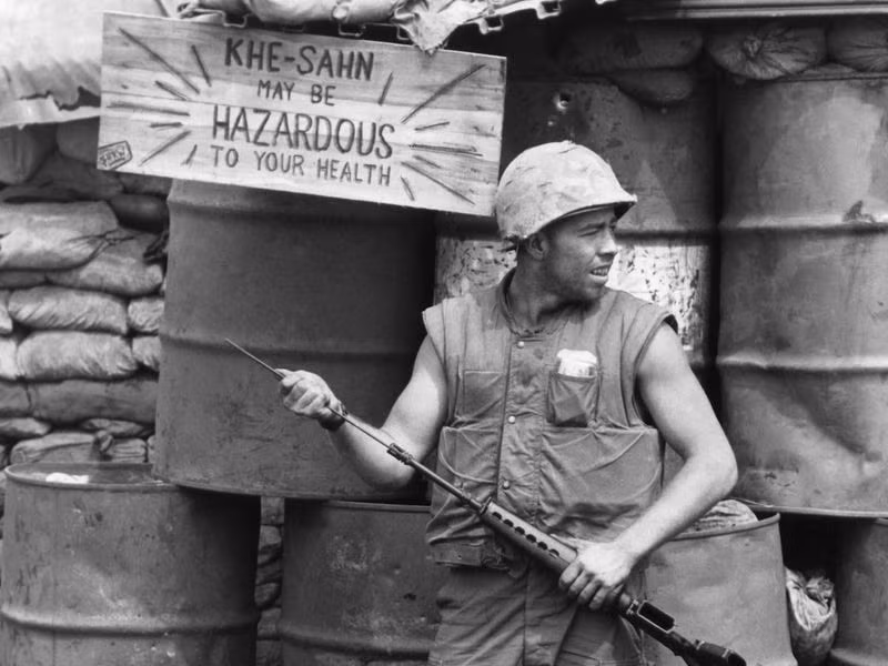 Một khẩu hiệu khác với nội dung tương đồng được treo dọc chiến hào ở Căn cứ Khe Sanh của lính Mỹ.