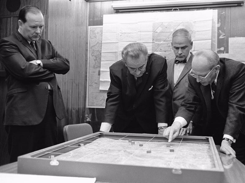 Cố vấn An ninh Quốc gia Walt Rostow đang chỉ có Tổng thống Mỹ Lyndon B. Johnson tình hình tác chiến tại căn cứ Khe Sanh.