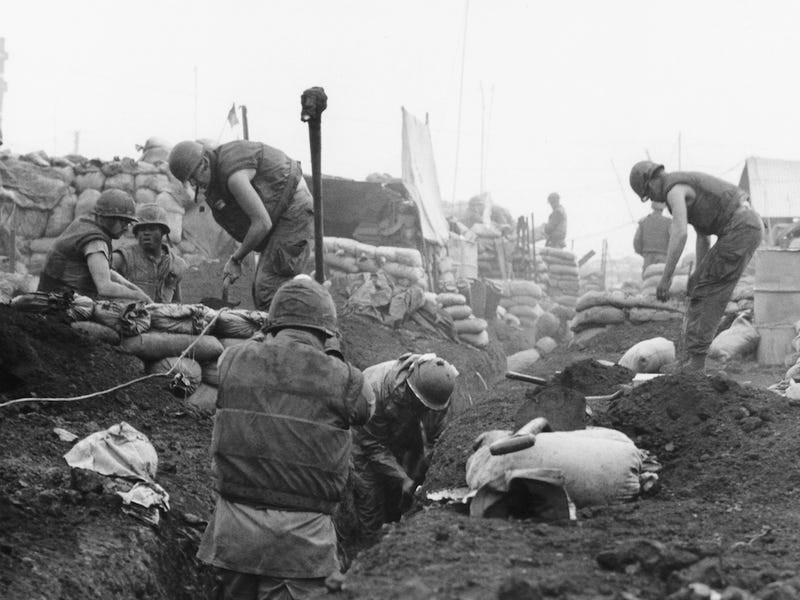 Phần lớn thời gian, lính thủy quân lục chiến Mỹ trong căn cứ Khe Sanh chỉ đào hào và ngồi trong chiến hào.