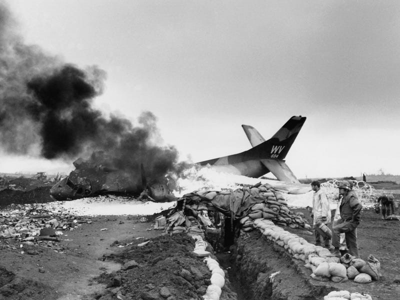 Một máy bay vận tải của Mỹ bị trượt khỏi đường băng trong nỗ lực hạ cánh không thành công do đường băng bị pháo kích của quân giải phóng.